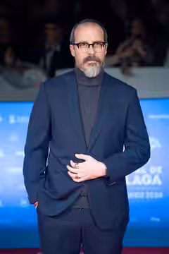 Fele Martínez en la alfombra roja del Festival de Málaga 2024 frente al Teatro Cervantes
