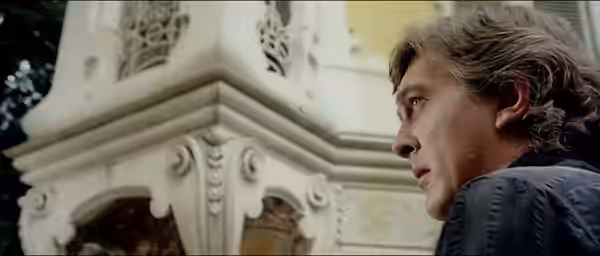 David Hemmings in una scena del film italiano Profondo rosso (1975)