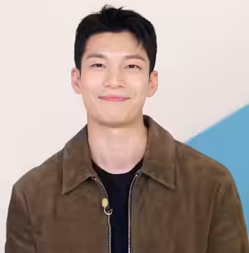 Actor Wi Ha-joon promoting Squid Game on ELLETV in September 2021.