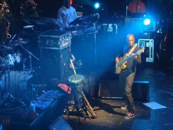 Jerry Wonda performing on stage. (2008)