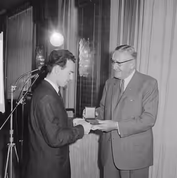 Collectie / Archief : Fotocollectie Anefo Reportage / Serie : [ onbekend ] Beschrijving : ANWB-prijs 1962 voor George Sluizer met voorzitter P.F. Zimmerman Datu