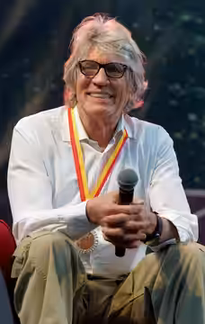 Author : @Kiri Karma Comiccon Brussels 2025 - Fall - Q &amp; A Eric Roberts Everyone knows our next guest because chances are you've seen him in a movie or TV s