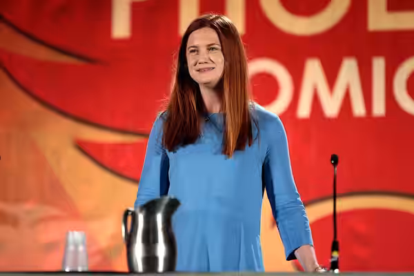 Bonnie Wright speaking at the 2017 Phoenix Comicon at the Phoenix Convention Center in Phoenix, Arizona. Please attribute to Gage Skidmore if used elsewhere.