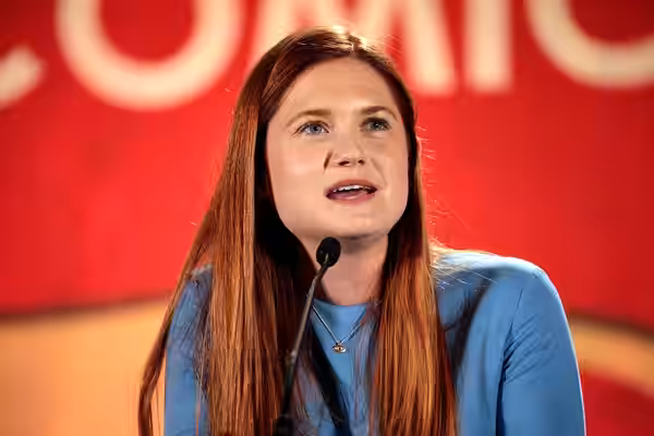 Bonnie Wright speaking at the 2017 Phoenix Comicon at the Phoenix Convention Center in Phoenix, Arizona. Please attribute to Gage Skidmore if used elsewhere.