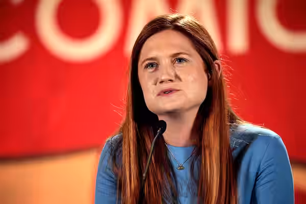 Bonnie Wright speaking at the 2017 Phoenix Comicon at the Phoenix Convention Center in Phoenix, Arizona. Please attribute to Gage Skidmore if used elsewhere.