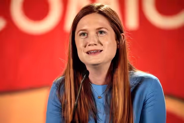 Bonnie Wright speaking at the 2017 Phoenix Comicon at the Phoenix Convention Center in Phoenix, Arizona. Please attribute to Gage Skidmore if used elsewhere.