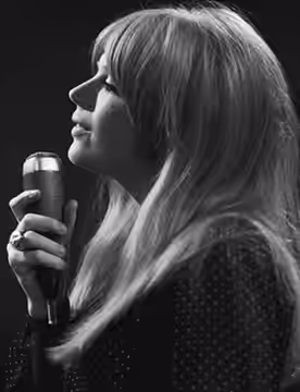 Marianne Faithfull singing "Sunny Goodge Street", "Les Parapluies de Cherbourg (Ne me quitte pas)" and "That's Right Baby" in Dutch TV programme Fanclub. Regist (1966)