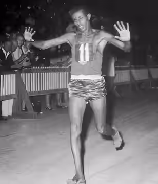 Abebe Bikila vince la maratona ai Giochi olimpici di Roma del 1960Bikila, Abebe