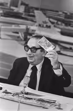 Collectie / Archief : Fotocollectie Anefo Reportage / Serie : [ onbekend ] Beschrijving : Producer "Een brug te ver" Joseph E. Levine geeft persconferentie op S (1976)