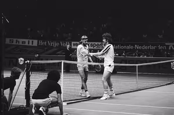 Collectie / Archief : Fotocollectie Anefo Reportage / Serie : ABN Tennistoernooi, finale Beschrijving : Björn Borg en John McEnroe na afloop Datum : 8 april 197 (1979)
