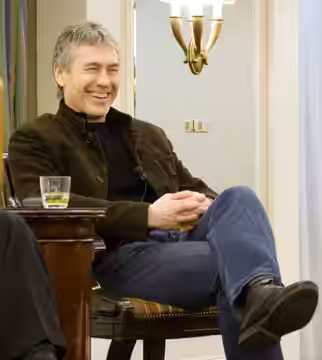 Tony Gilroy performing at a Hudson Union Society event in March 2009.