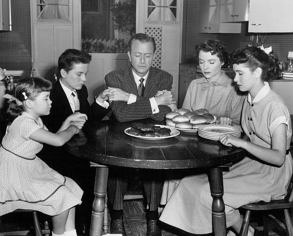 Photo of the Andersons at Thanksgiving from the television program Father Knows Best. Fro left-Lauren Chapin, Billy Gray, Robert Young, Jane Wyatt and Elinor Do (1954)