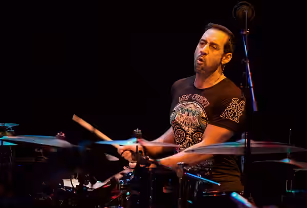 Antonio Sánchez is een van de meest vooraanstaande drummers en componisten van zijn generatie. Alsof zijn soundtrack van de bejubelde film Birdman en een rol in (2019)