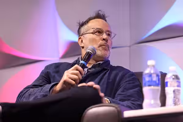 Jason Lee speaking with attendees at the 2025 Phoenix Fan Fusion at the Phoenix Convention Center in Phoenix, Arizona. Please attribute to Gage Skidmore if used