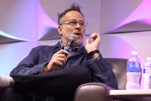Jason Lee speaking with attendees at the 2025 Phoenix Fan Fusion at the Phoenix Convention Center in Phoenix, Arizona. Please attribute to Gage Skidmore if used