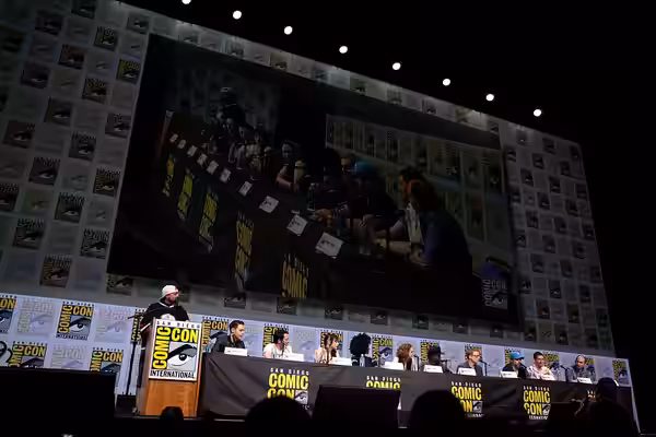 Kevin Smith, Samuel Barnett, Elijah Wood, Hannah Marks, Jade Eshete, Fiona Dourif, Mpho Koaho, Alan Tudyk, Tyler Labine, Max Landis and Robert C. Cooper speakin (2017)