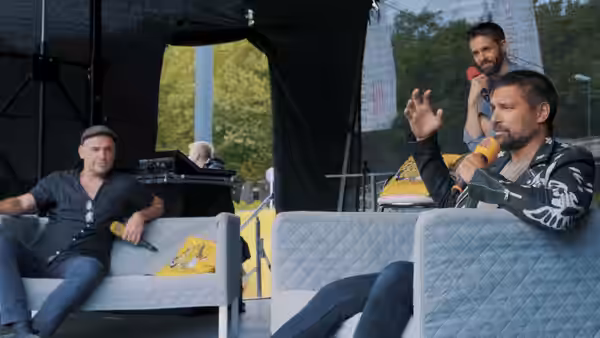 Paul Blackthorne and Manu Bennett on a panel at the September 2021 German Comic Con Dortmund (Limited Edition)