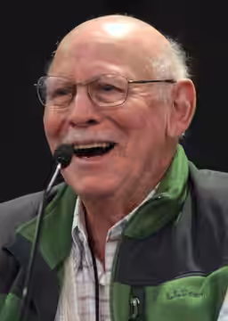 Alan Oppenheimer at the 2015 Phoenix Comicon Fan Fest in Glendale, Arizona.