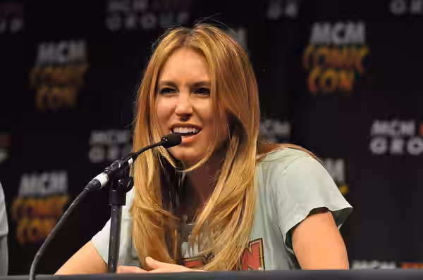 Sarah Carter at the LCC 2013 - Falling Skies Panel