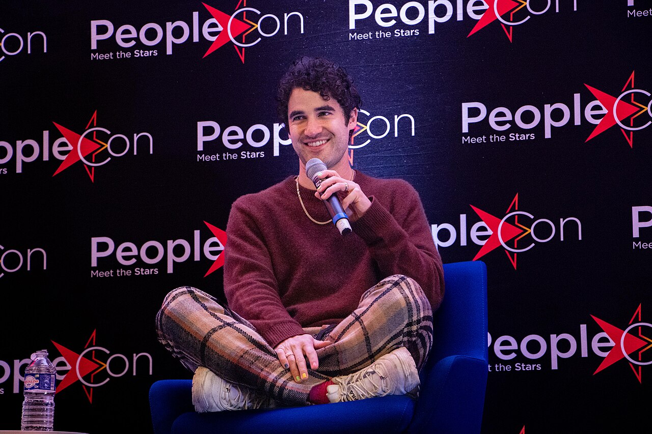 Photograph of Darren Criss taken during his panel at a Glee convention in Paris, in 2023.
