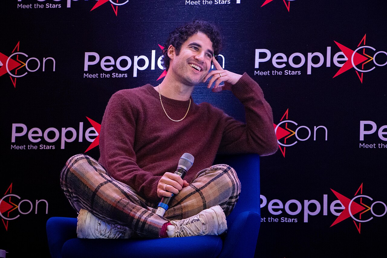 Photograph of Darren Criss taken during his panel at a Glee convention in Paris, in 2023.