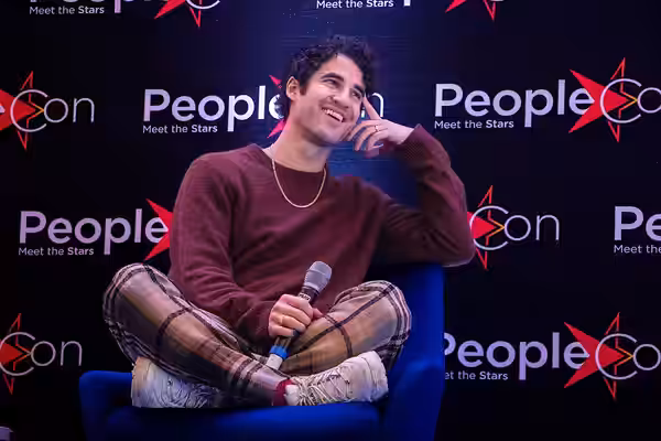 Photograph of Darren Criss taken during his panel at a Glee convention in Paris, in 2023.