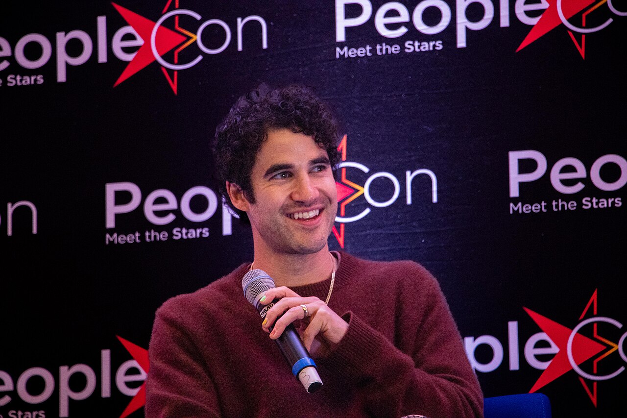 Photograph of Darren Criss taken during his panel at a Glee convention in Paris, in 2023.