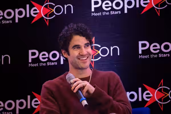 Photograph of Darren Criss taken during his panel at a Glee convention in Paris, in 2023.