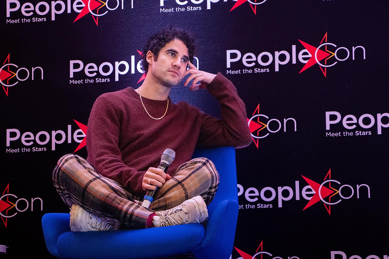 Photograph of Darren Criss taken during his panel at a Glee convention in Paris, in 2023.
