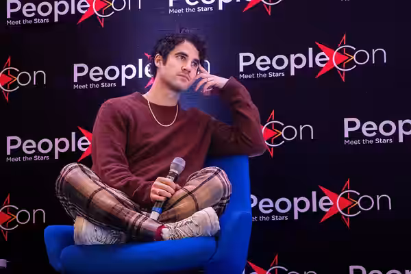 Photograph of Darren Criss taken during his panel at a Glee convention in Paris, in 2023.