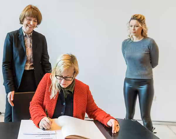 Reception for Patricia Arquette and Kiera Chaplin in Cologne City Hall Patricia Arquette signs the guestbook of the city of Cologne. Standing: Henreitte Reker,  (2020)