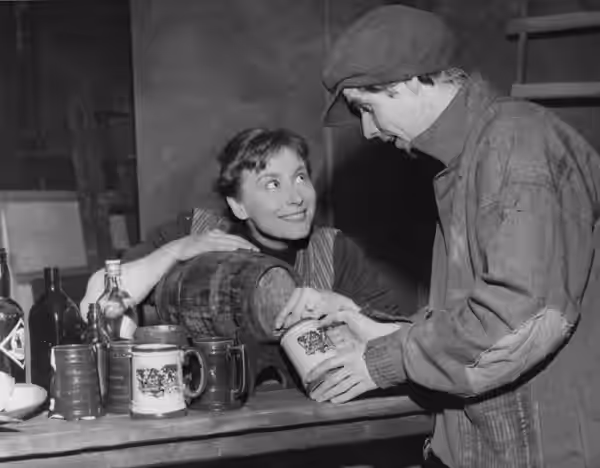 "Den ordinarie teatersäsongen i Stockholm lider mot sitt slut, men staden kommer inte att bli teaterlös för det. Sommarscenerna tar vid och på måndagen var det  (1960)