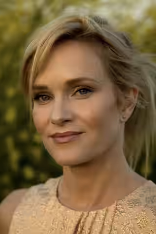 Nicholle Tom