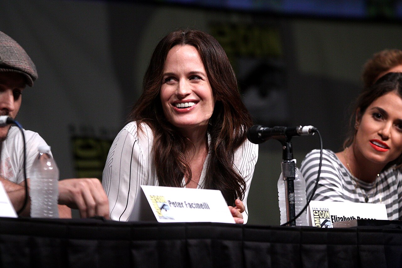 Elizabeth Reaser speaking at the 2012 San Diego Comic-Con International in San Diego, California. Please attribute to Gage Skidmore if used elsewhere.