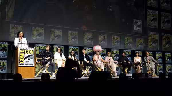 Aisha Tyler, Eddie Redmayne, Claudia Kim, Zoë Kravitz, Callum Turner, Ezra Miller, Alison Sudol, Dan Fogler, Katherine Waterston and Jude Law speaking at the 20 (2018)