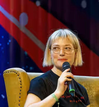 Author : @Kiri Karma Comiccon Brussels 2022 - Autumn - Q&amp;A Alison Sudol Alison Sudol aka Queenie Goldstein Fantastic Beasts Our next guest is an immensely t