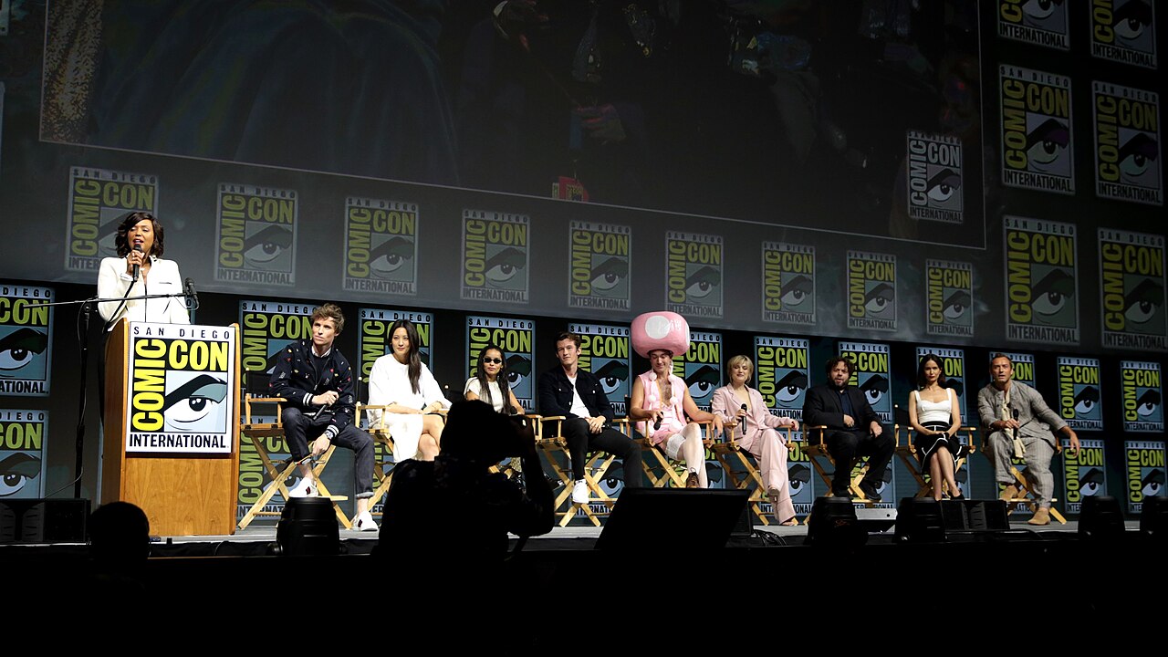 Aisha Tyler, Eddie Redmayne, Claudia Kim, Zoë Kravitz, Callum Turner, Ezra Miller, Alison Sudol, Dan Fogler, Katherine Waterston and Jude Law speaking at the 20 (2018)