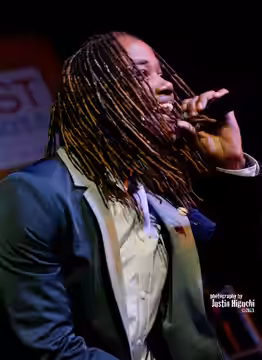 Leon Thomas (with Vali) performing live at The Citadel Outlets' 12th Annual Tree Lighting Concert in Commerce CA on November 9th, 2013.
