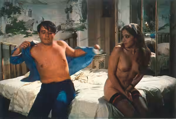 Gli attori Christian De Sica (a sinistra) ed Eleonora Giorgi (a destra) in uno scatto di scena sul set del film Conviene far bene l'amore (1975) di Pasquale Fes