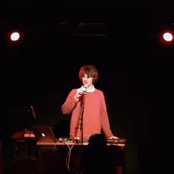 Live image taken of Cosmo Sheldrake (2015)