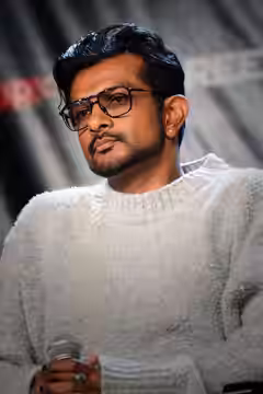 Utkarsh Ambudkar at the 2022 New York Comic-Con