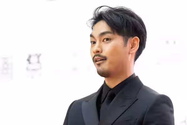第35回 東京国際映画祭 オープニングイベント レッドカーペット 柳楽優弥 (ガンニバル) (2022)