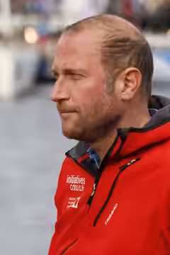 François Damiens, co-skipper de l'IMOCA Initiatives Cœur, au départ de la Transat Jacques Vabre 2013.