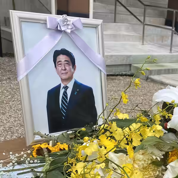 2024年7月8日、安倍晋三元総理追悼一年祭(一周忌)に際し、大阪護國神社に設置された献花台。主催:一般社団法人板垣退助先生顕彰会 (2023)