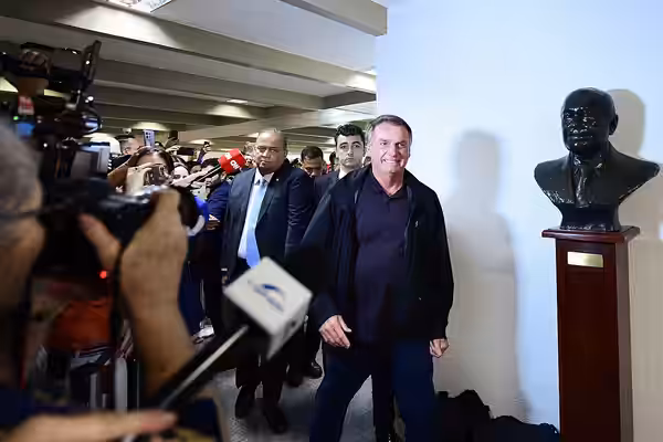 Senadores do Bloco Vanguarda promovem reunião no Senado Federal. O encontro é organizado pelo líder do bloco e conta com a presença do ex-presidente da Repúblic (2025)