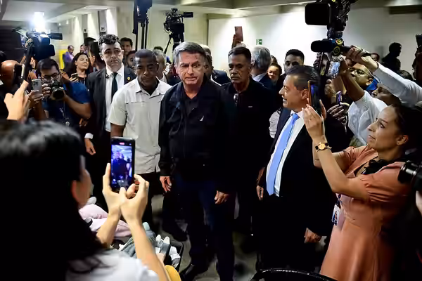 Senadores do Bloco Vanguarda promovem reunião no Senado Federal. O encontro é organizado pelo líder do bloco e conta com a presença do ex-presidente da Repúblic (2025)