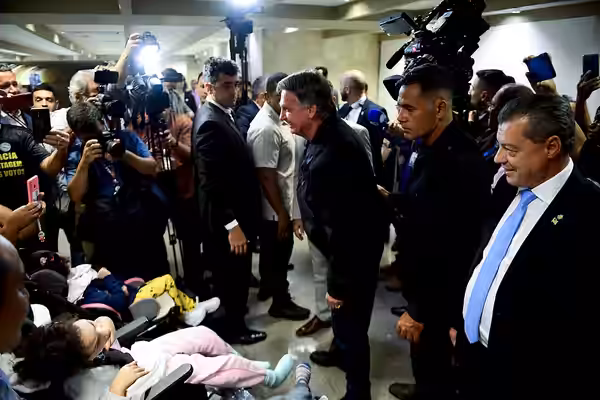 Senadores do Bloco Vanguarda promovem reunião no Senado Federal. O encontro é organizado pelo líder do bloco e conta com a presença do ex-presidente da Repúblic (2025)