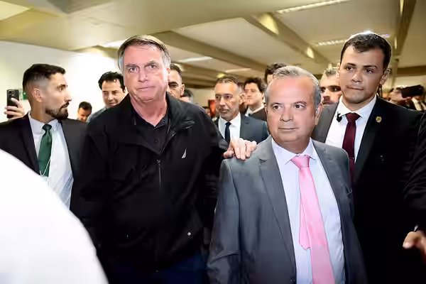 Senadores do Bloco Vanguarda promovem reunião no Senado Federal. O encontro é organizado pelo líder do bloco e conta com a presença do ex-presidente da Repúblic (2025)