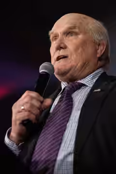 Terry Bradshaw, National Football League Hall of Fame Inductee and Sports Analyst, sings alongside the Army Chorus during the USO Metropolitan Washington – Balt (2019)