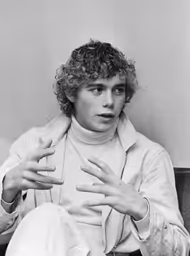 Acteur Chris Atkins zittend op een bank tijdens een interview (1981)